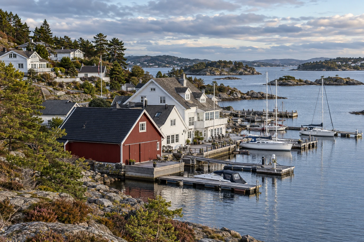 AI-illustrasjon inspirert av Hjellestads havnemiljø med sjøhus, småbåter og lave kyståser.